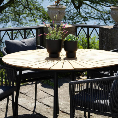 Table de jardin ronde 130cm en lames de teck et métal noir - KARIRA
