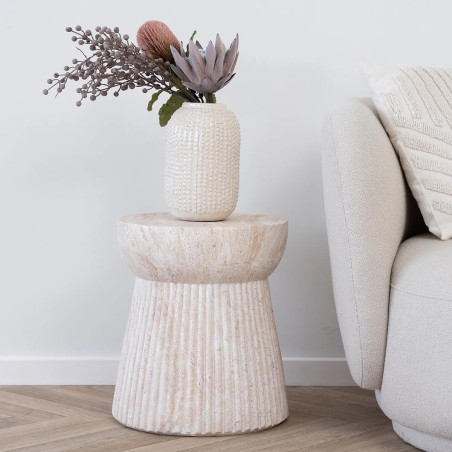 Bout de canapé en fibre d'argile naturelle, pied rainuré - BONIRA